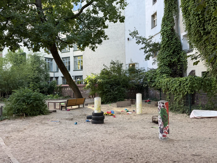 Innenhof mit Spielgeräten und Beeten