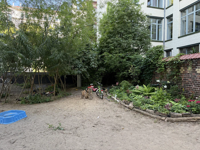 Innenhof mit Bäumen und Beeten