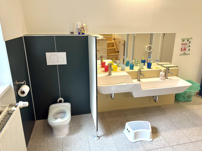 Badezimmer im Obergeschoss mit Waschbecken, welches von den Kindern gern für Wasserspiele benutzt wird