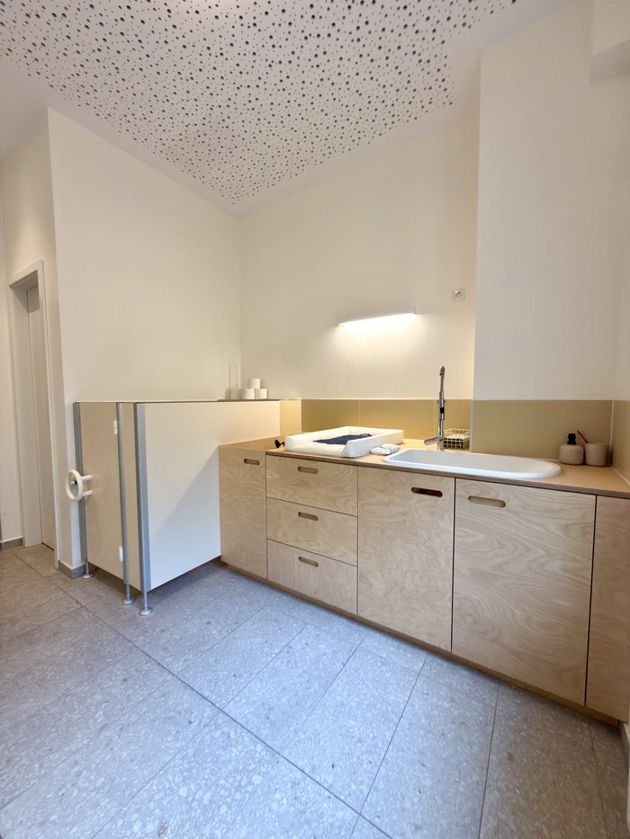 Badezimmer im Obergeschoss mit Blick auf den Wickeltisch