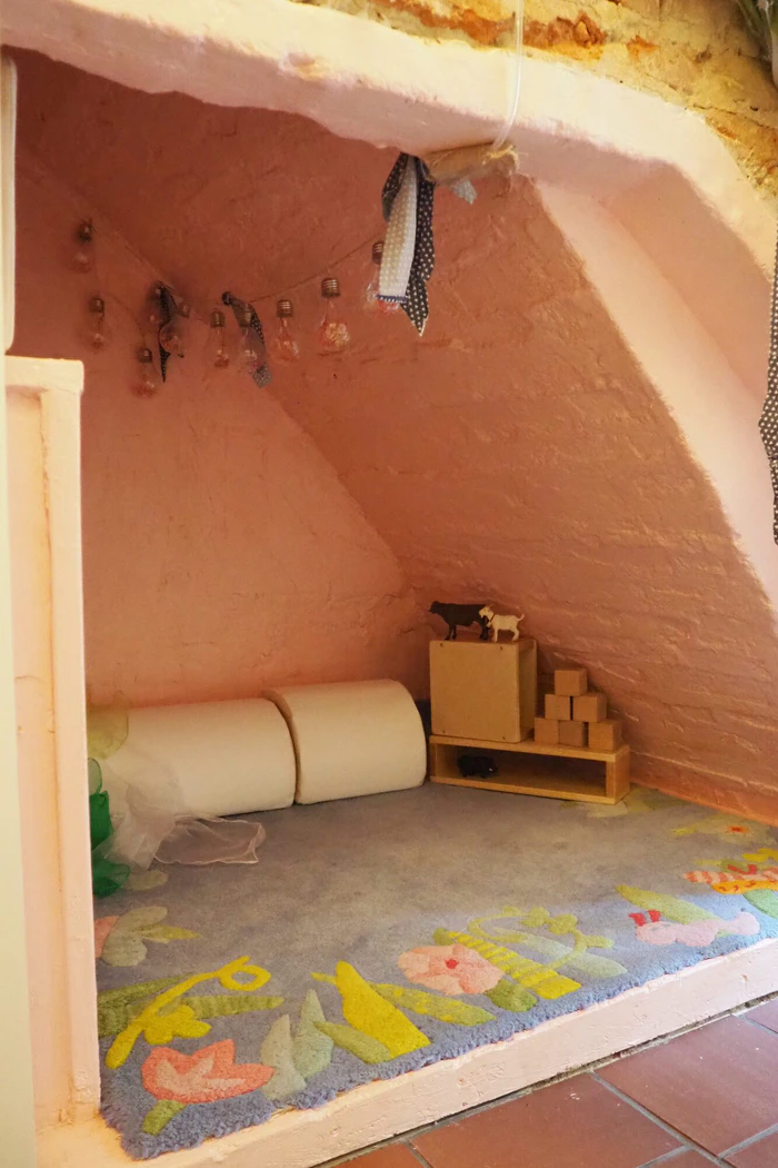 Kleine Höhle für ruhige Spiele im Erdgeschoss